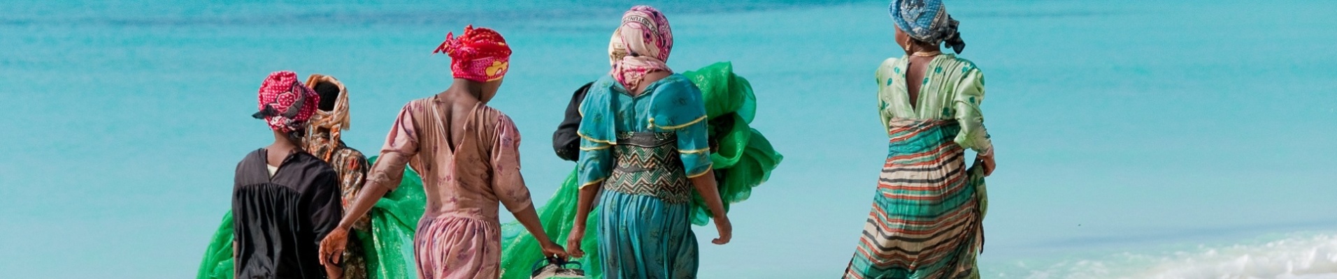 femmes plage zanzibar